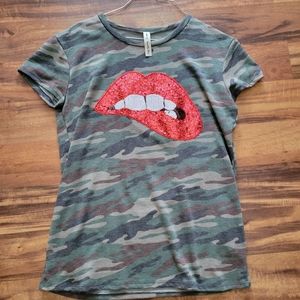 Vanilla Bay tee with Glitter Sequin Lips